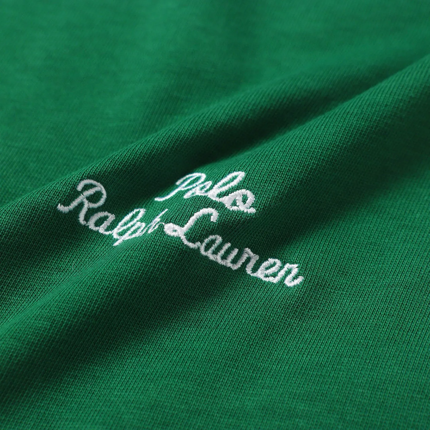 P126 Style number: 506 Ralph Lauren/Ralph Lauren 25ss summer new round-neck T-shirt with English letter embroidery. The main logo on the neck has a QR code mark, which can be scanned for verification. The detailed English letter logo embroidery is all high-density and made with imported Tajima machines, which distinguishes low-quality products on the market. 32 counts, 240g hydrophilic toner, 100% cotton fabric, comfortable and soft, highly breathable, focusing on high-end cost-effectiveness, needless to say good quality. Available in a variety of colors, both boys and girls can try this genderless style, giving them a yuppie tone in no time. Immerse yourself in your leisurely style, and have your own style in retro. Natural, vivid and very French romantic feelings, perfectly integrating youthful atmosphere and trend. Color: black, white, green, sky blue Size: S-xL S Shoulder width 44 Bust 104 Sleeve length 23 Clothing length 72 M Shoulder width 45 Bust 108 Sleeve length 24 Clothing length 74 L Shoulder width 46 Bust 112 Sleeve length 25 Clothing length 76 xL Shoulder width 47 Bust 116 Sleeve length 26 Clothing length 78